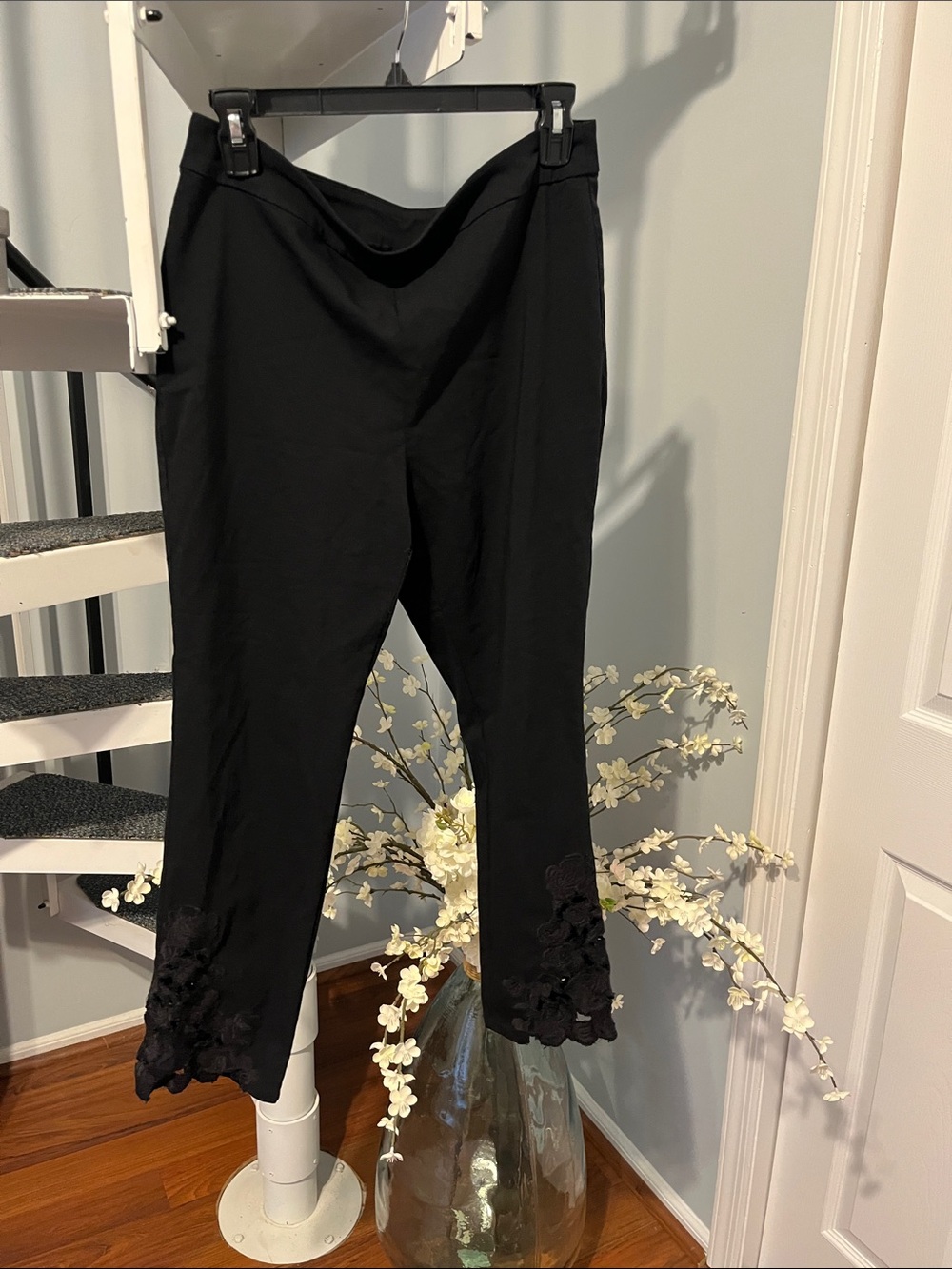 INC size 8 stretchy cropped pull-on slacks/leggings with cut-out hem